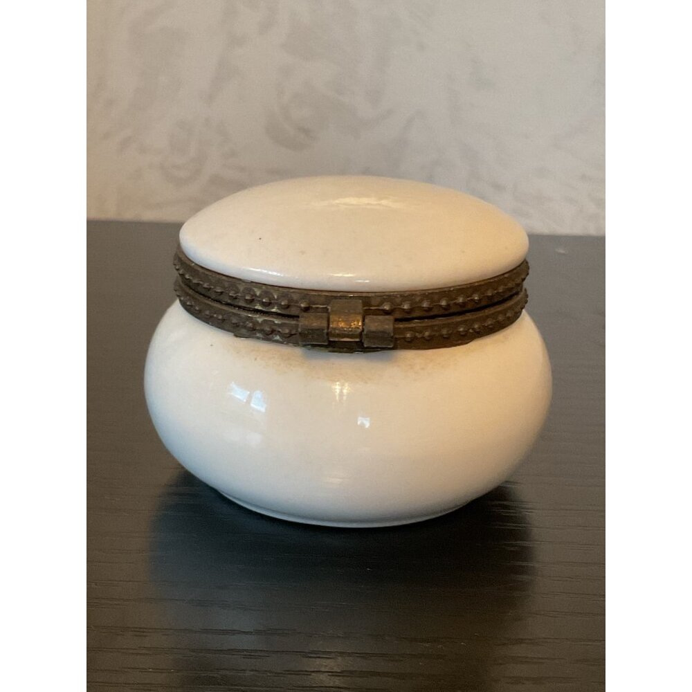 Vintage Ceramic Trinket Box With Metal Rose Clasp Hinged Lid - Picture 3 of 7